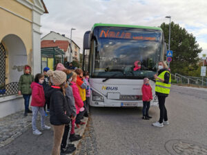 Die Kinder der 2. und 3. Klasse nahmen an der Aktion „Busschule“ teil.